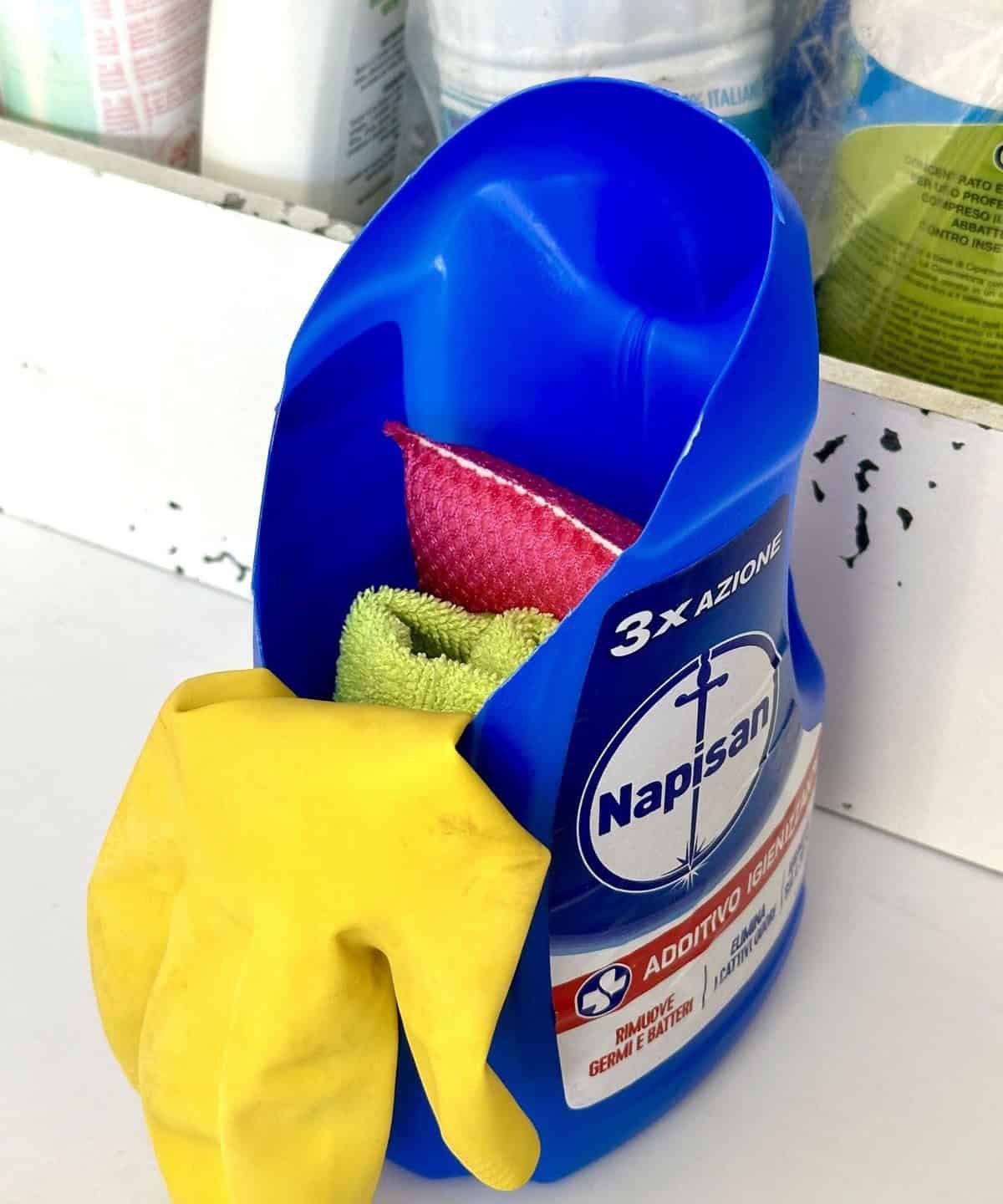 Turn An Empty Detergent Bottle Into A Container For Sponges And Gloves