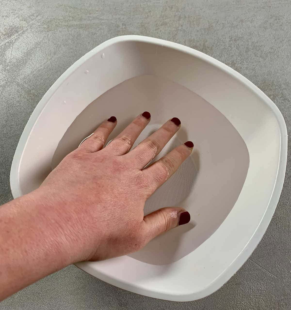 Let The Nail Polish Dry Faster With Cold Water