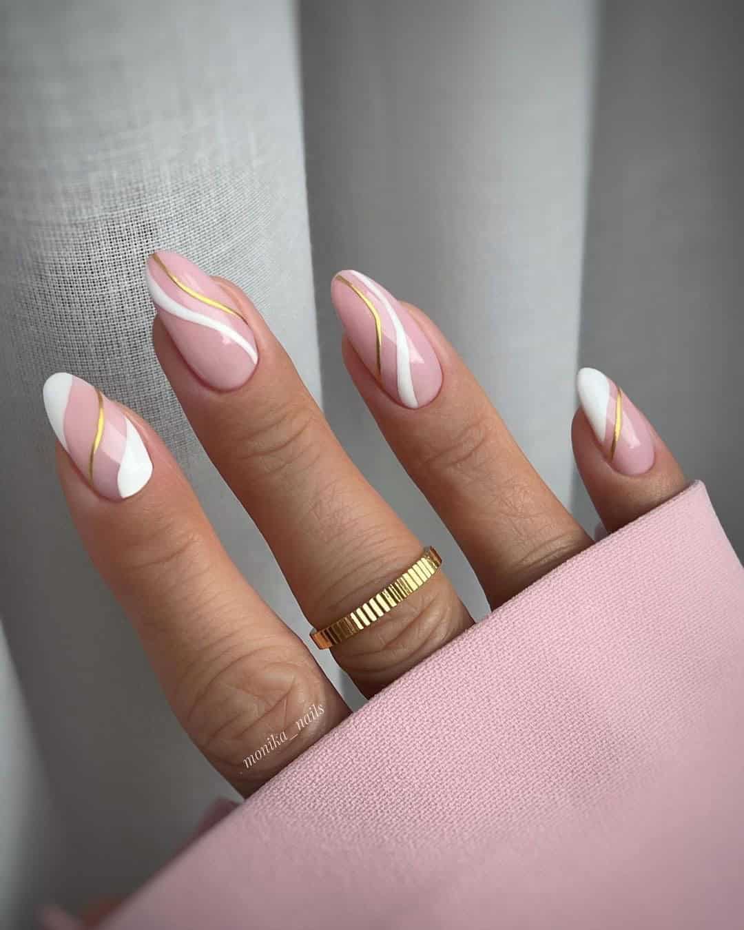 DELICATE WHITE AND GOLD NAILS