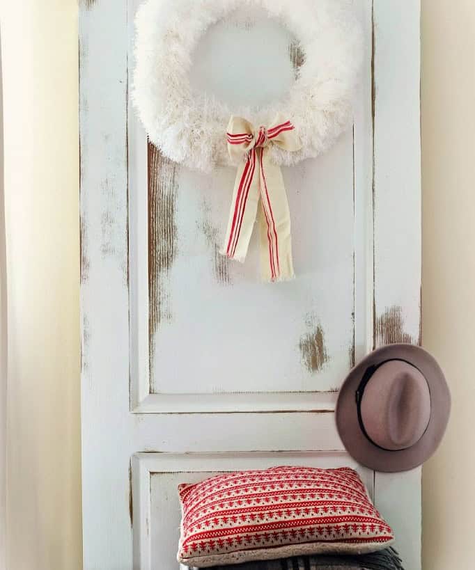 A DIY Fluffy Farmhouse Christmas Wreath