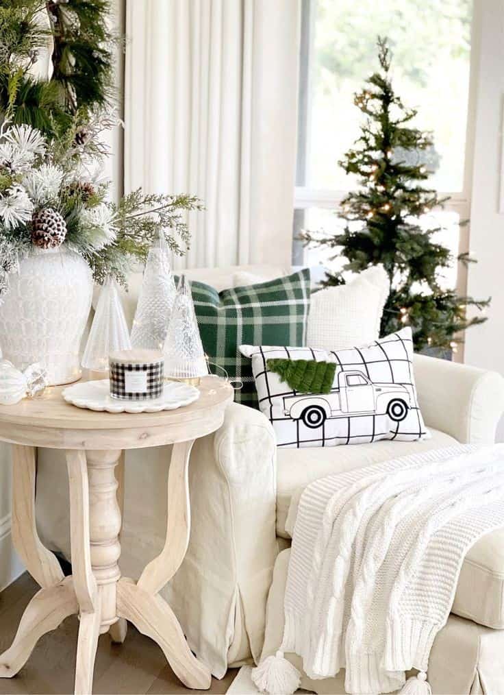 GREEN AND WHITE CHRISTMAS DECOR