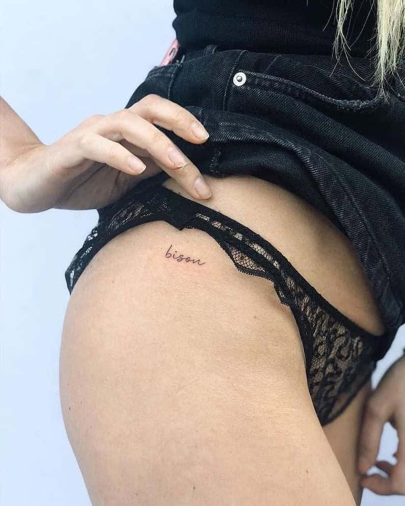 29] ‘Bisou’ French Hip Tattoo: Chic Kiss