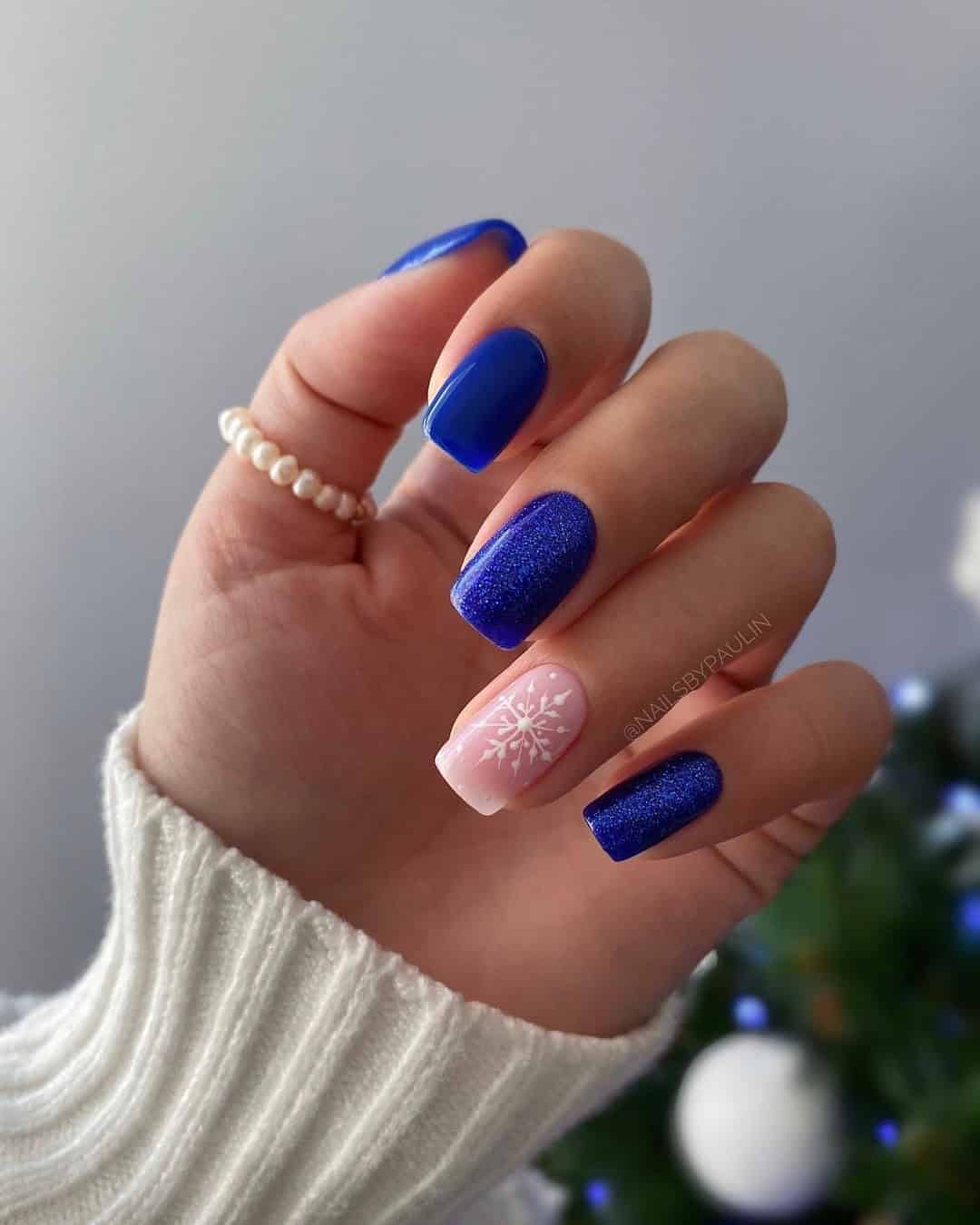 FESTIVE BLUE NAILS