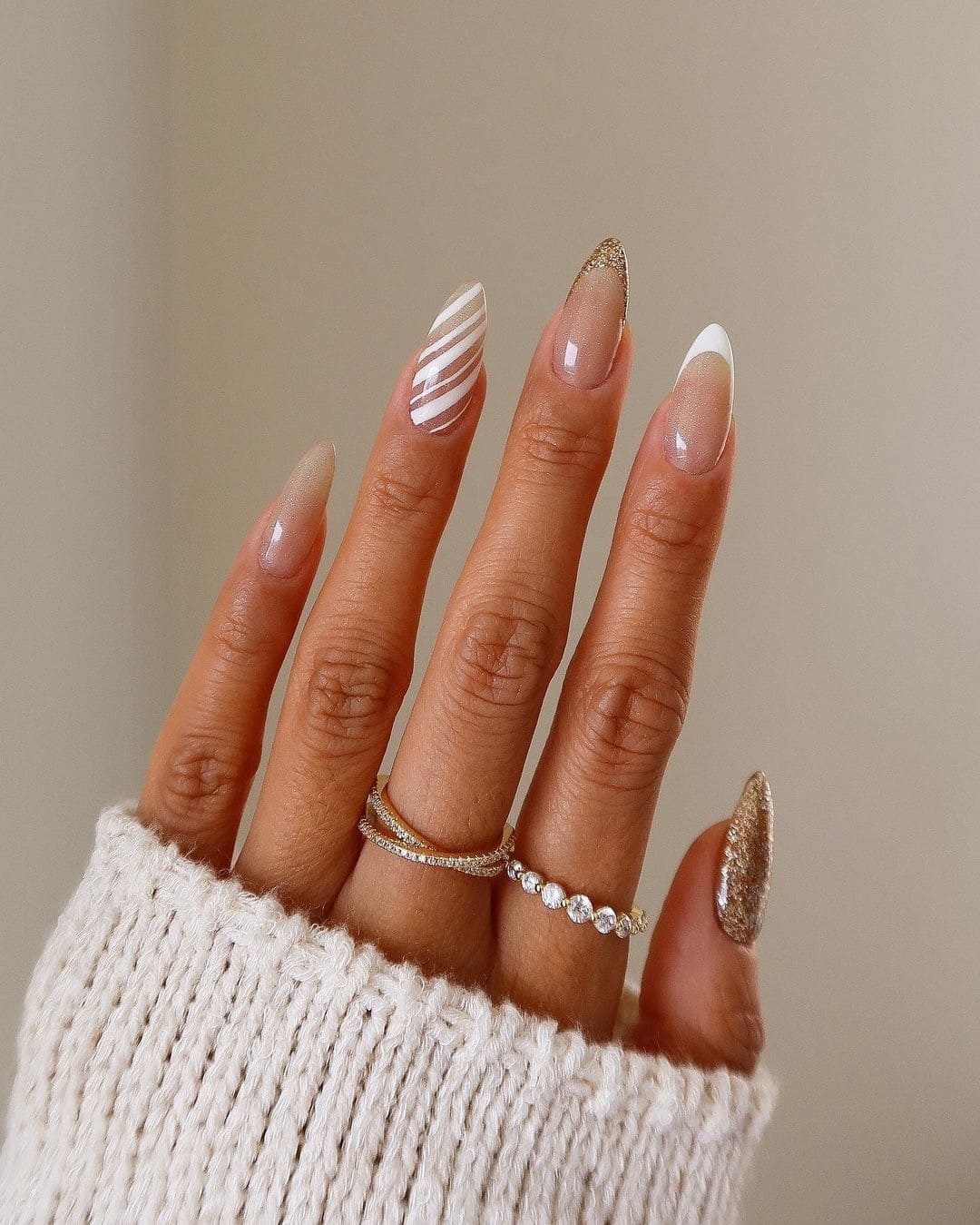 SWIRLY GOLD NAILS