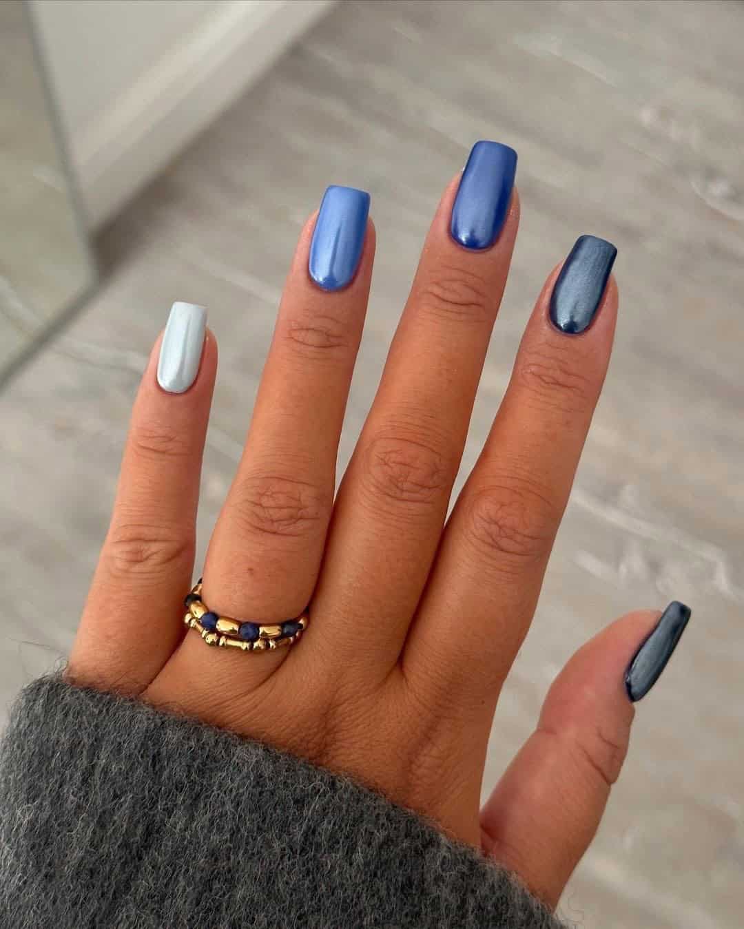 MIRROR BLUE NAILS