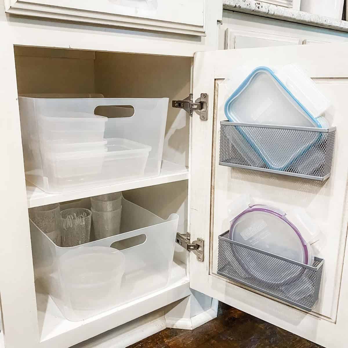 Cupboard Door Holder for Lids