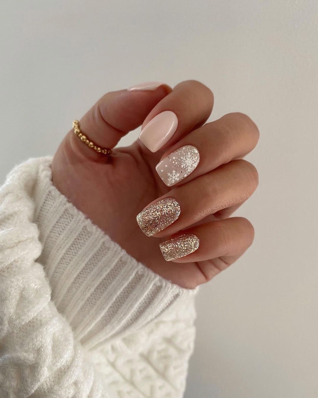 GOLD GLITTER NAILS WITH SNOWFLAKE