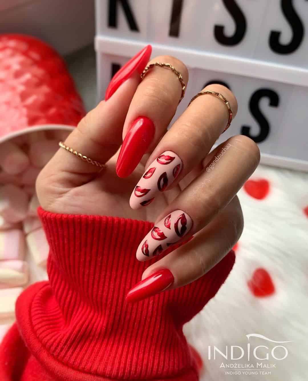 RED KISSES NAIL IDEA