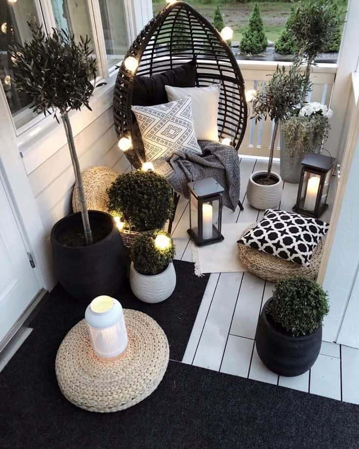 BLACK AND WHITE PATIO