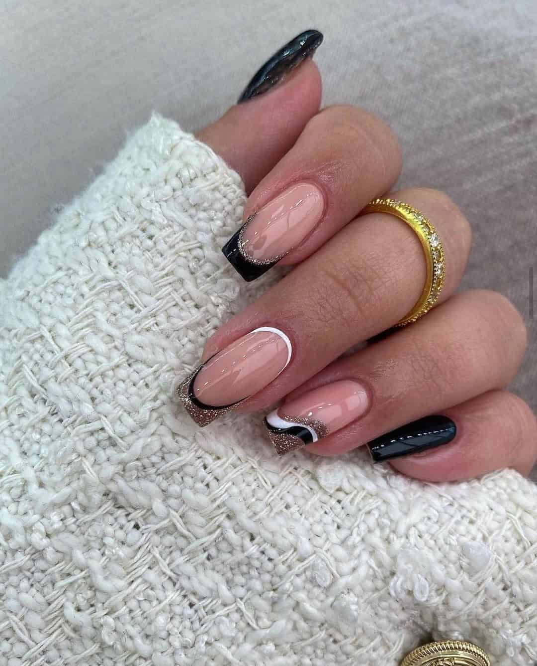 BLACK AND GOLD FRENCH TIPS