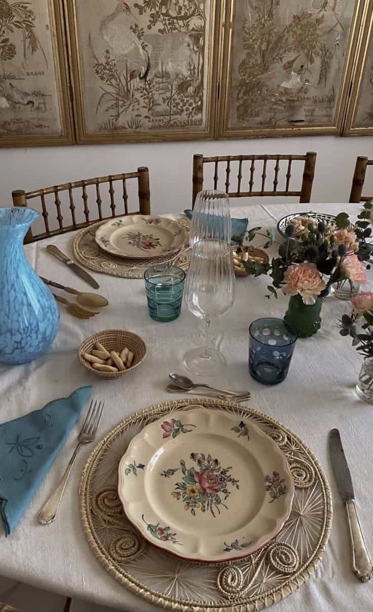 DINING TABLE SETTING