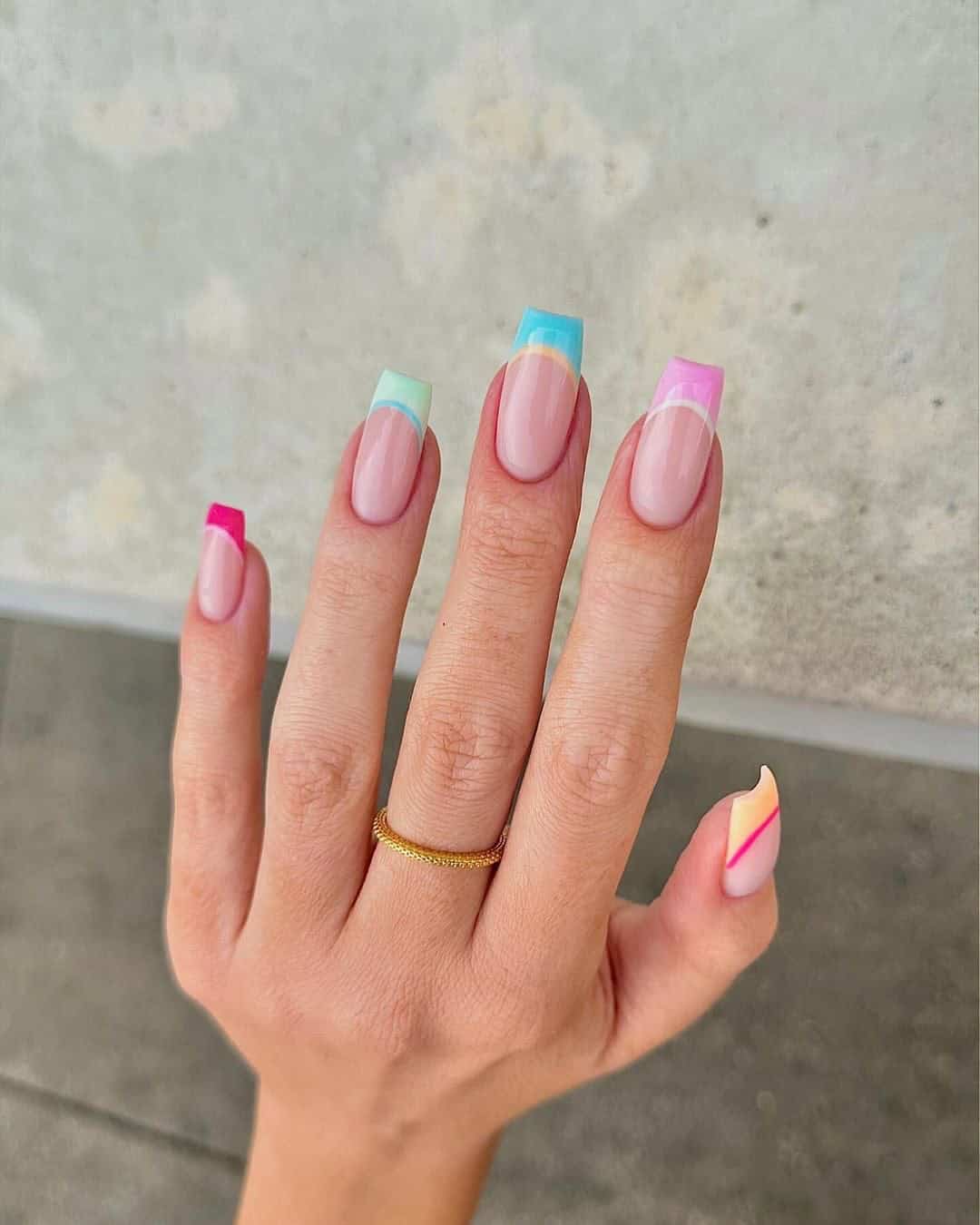 BRIGHT FRENCH TIPS