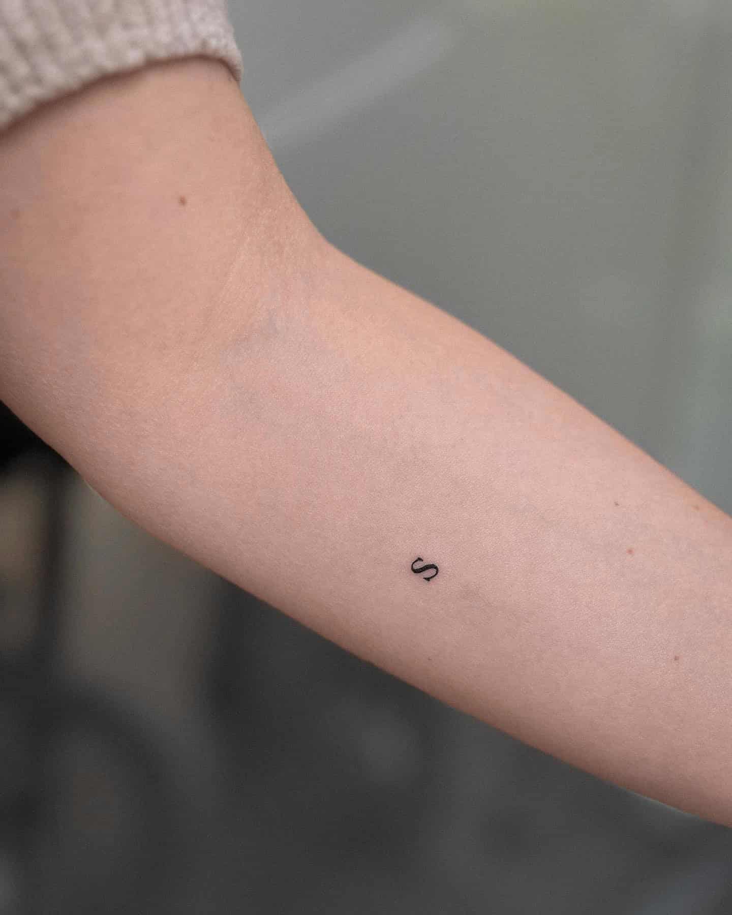 50] Letter ‘S’ Tattoo: Subtle Charm