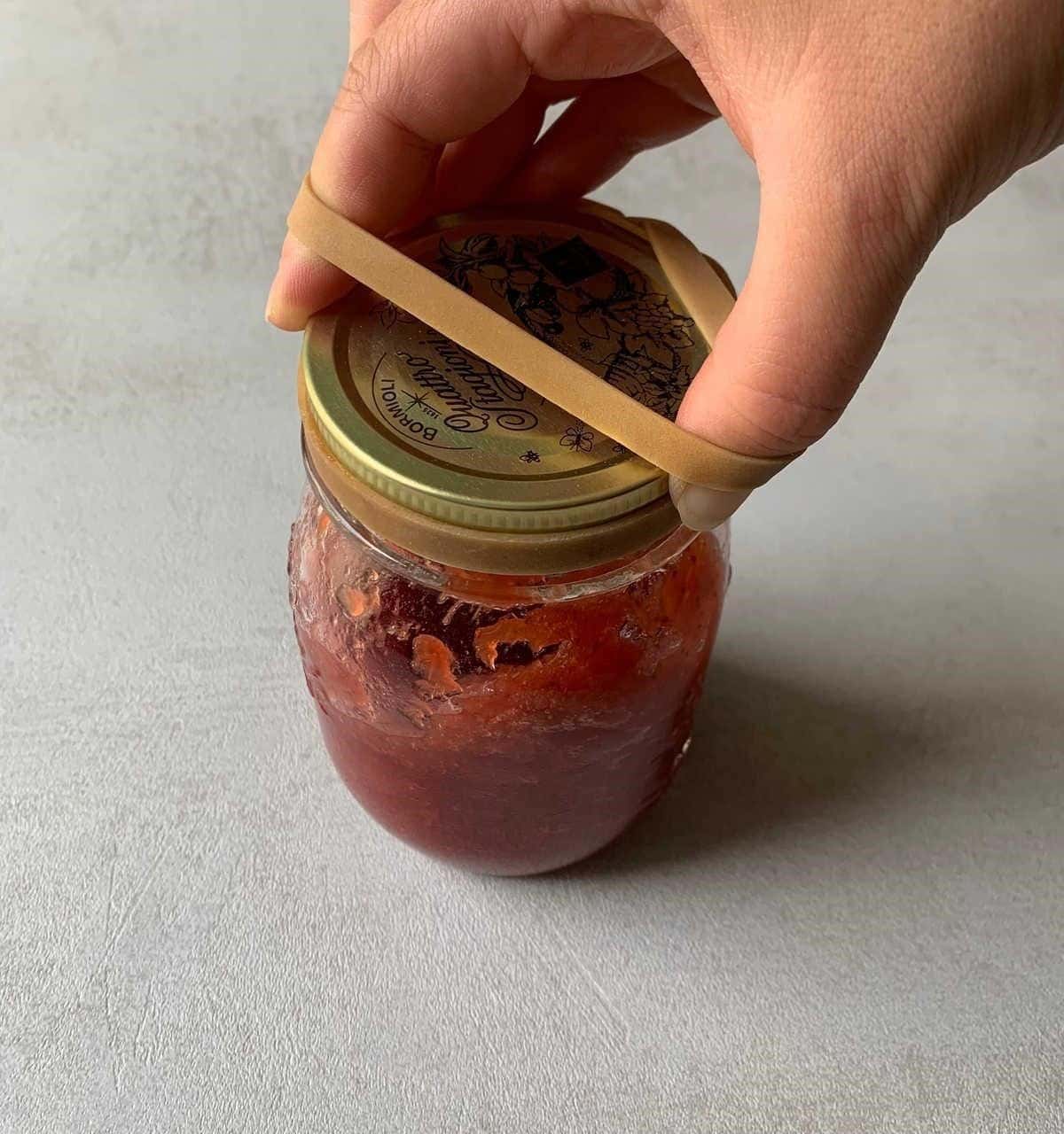 Open a Stubborn Jar with a Rubber Band