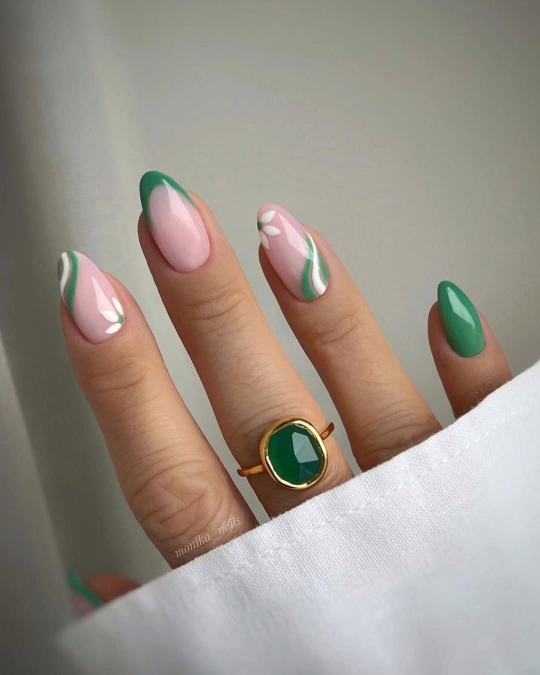 MINIMAL GREEN NAILS