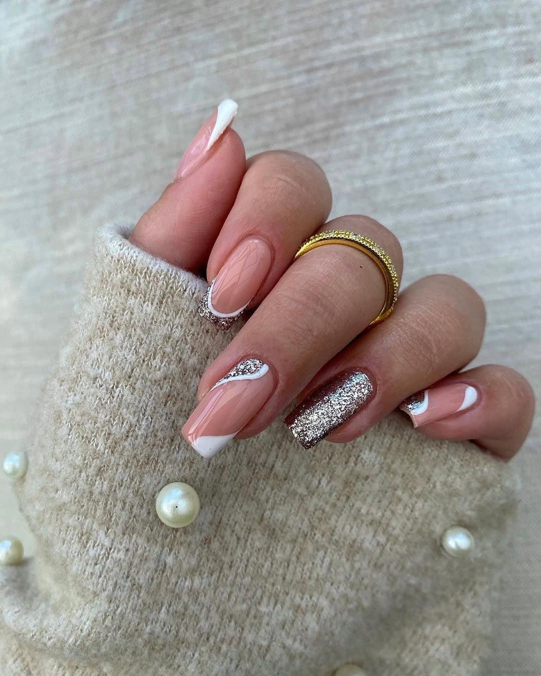 CLASSY GOLD NAILS