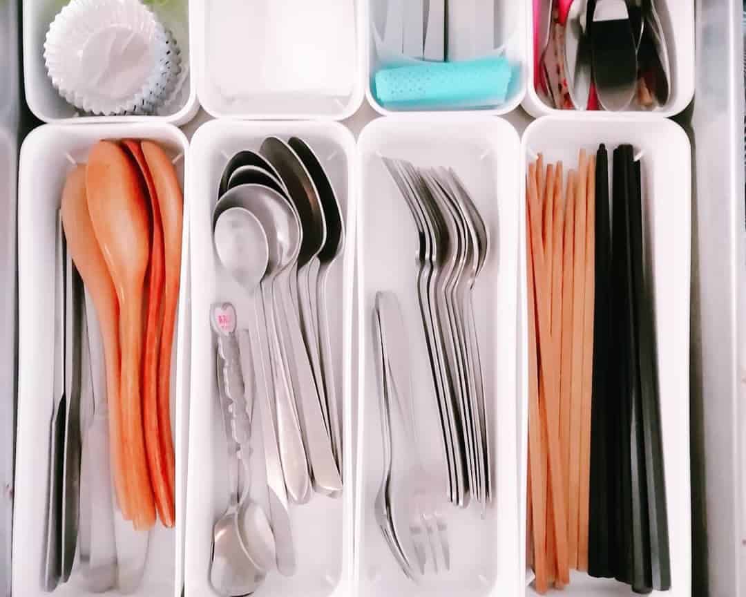 Use Plastic Boxes to Organize Cutlery