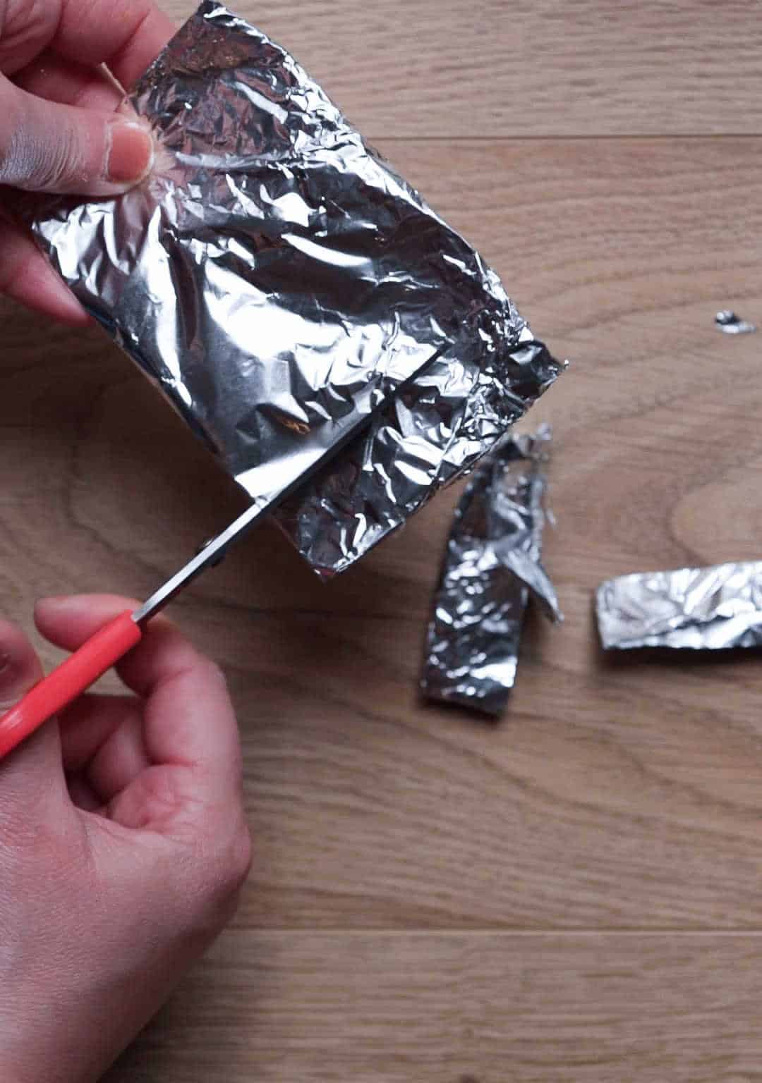 Use Aluminum Foil to Sharpen Scissors