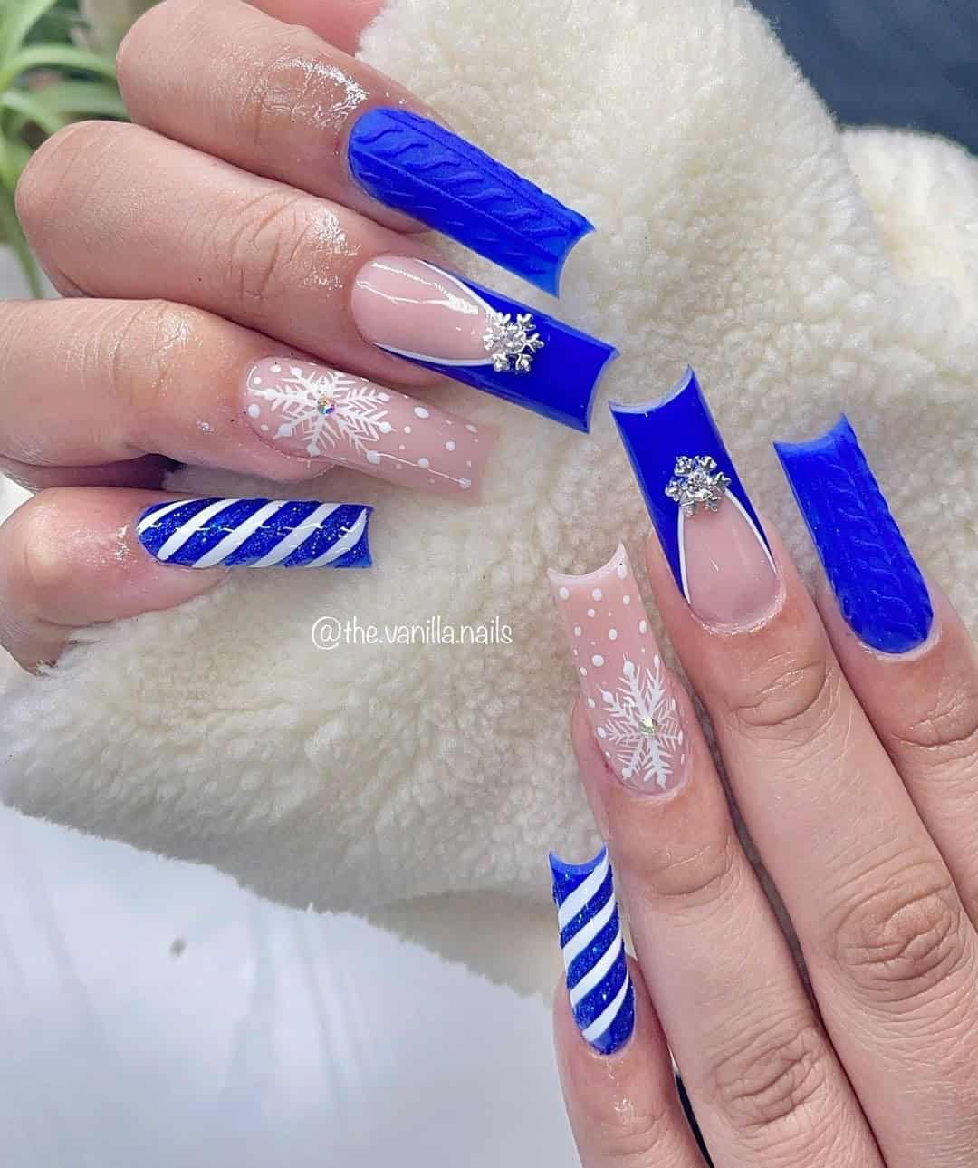 BLUE CANDY CANE SWEATER NAILS