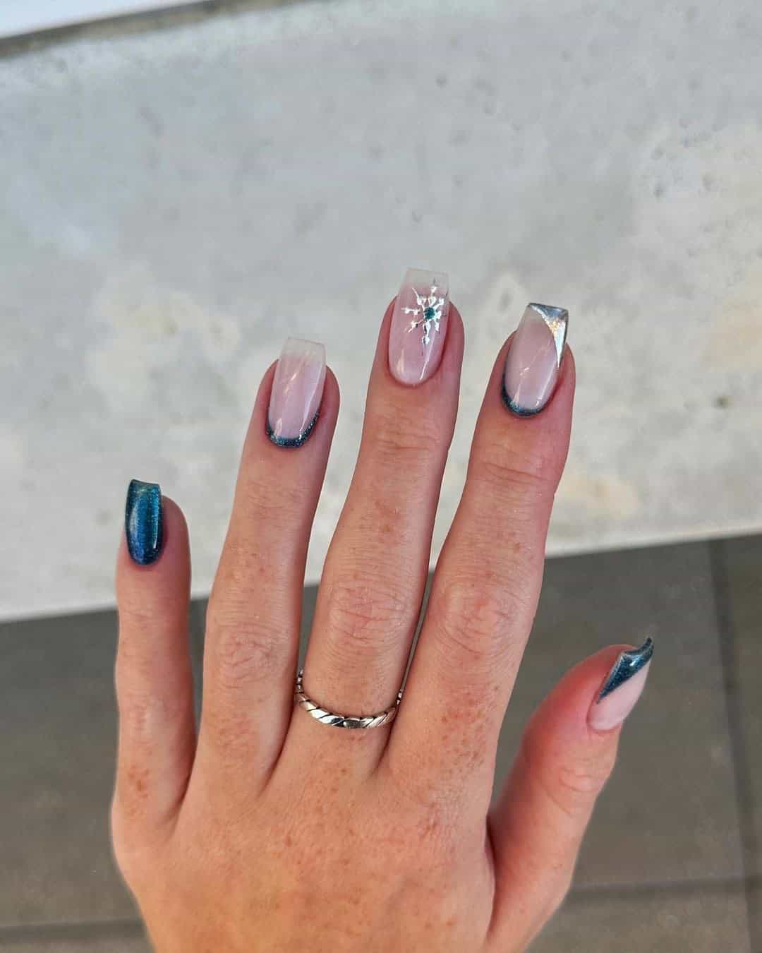 SILVER WINTER NAILS