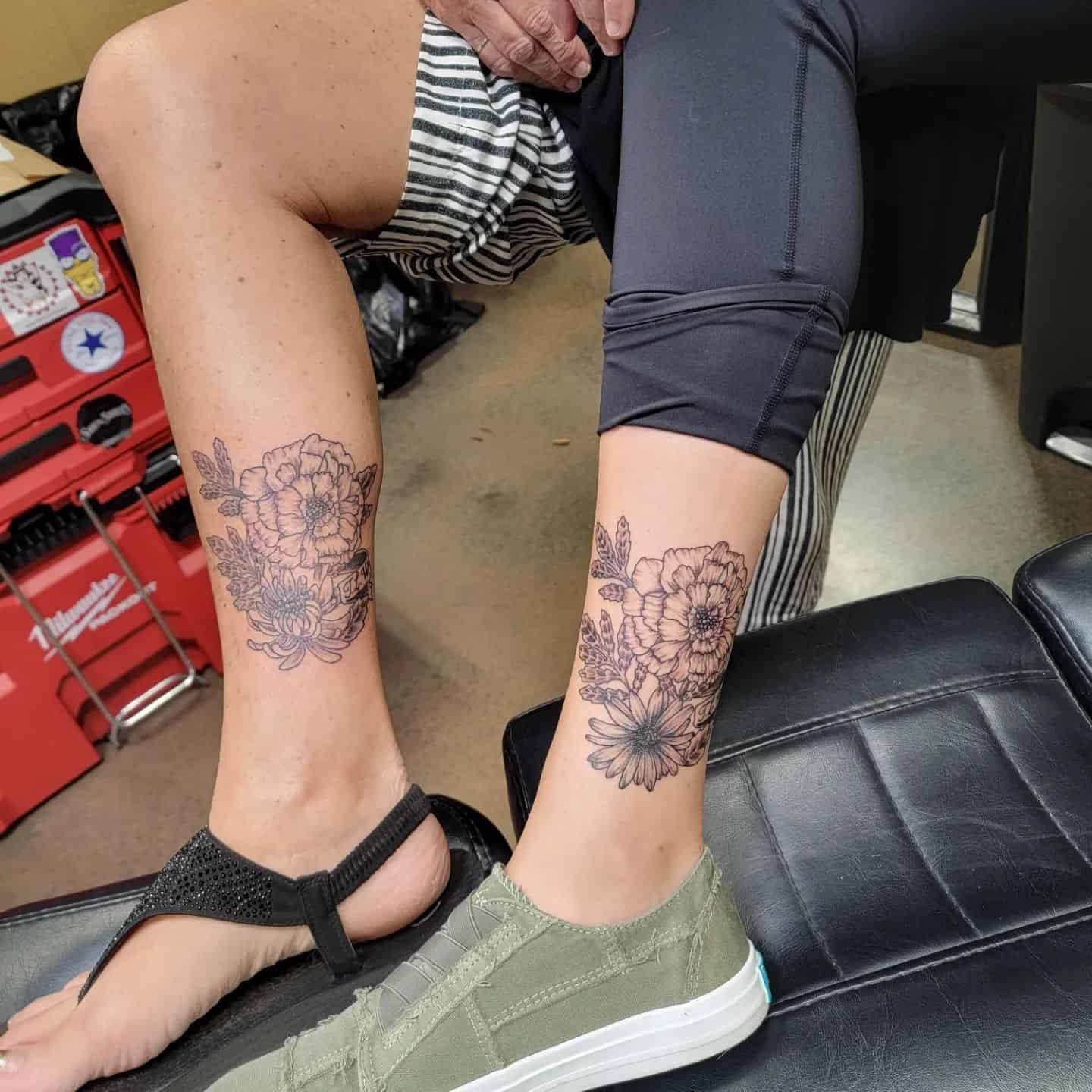 25] Mom and Daughter Flowers Leg Tattoo: Floral Bond