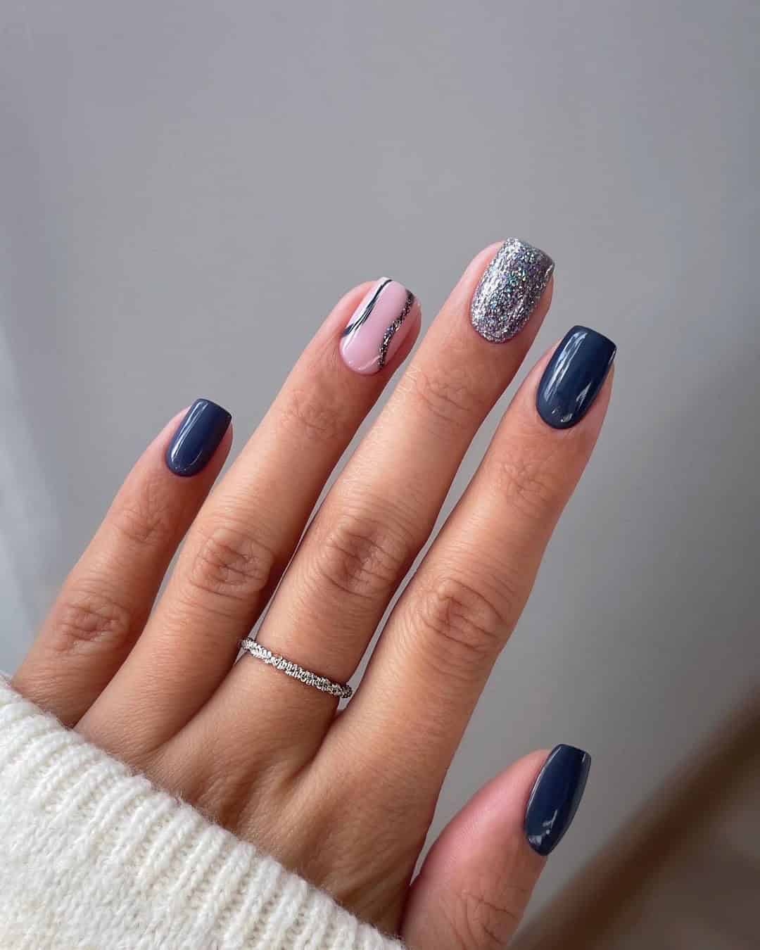 SIMPLE GREY BLUE WINTER NAILS