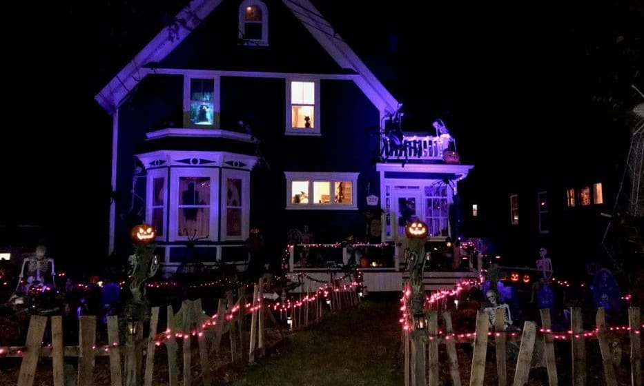 DIY Front Yard Halloween Pallet Fence