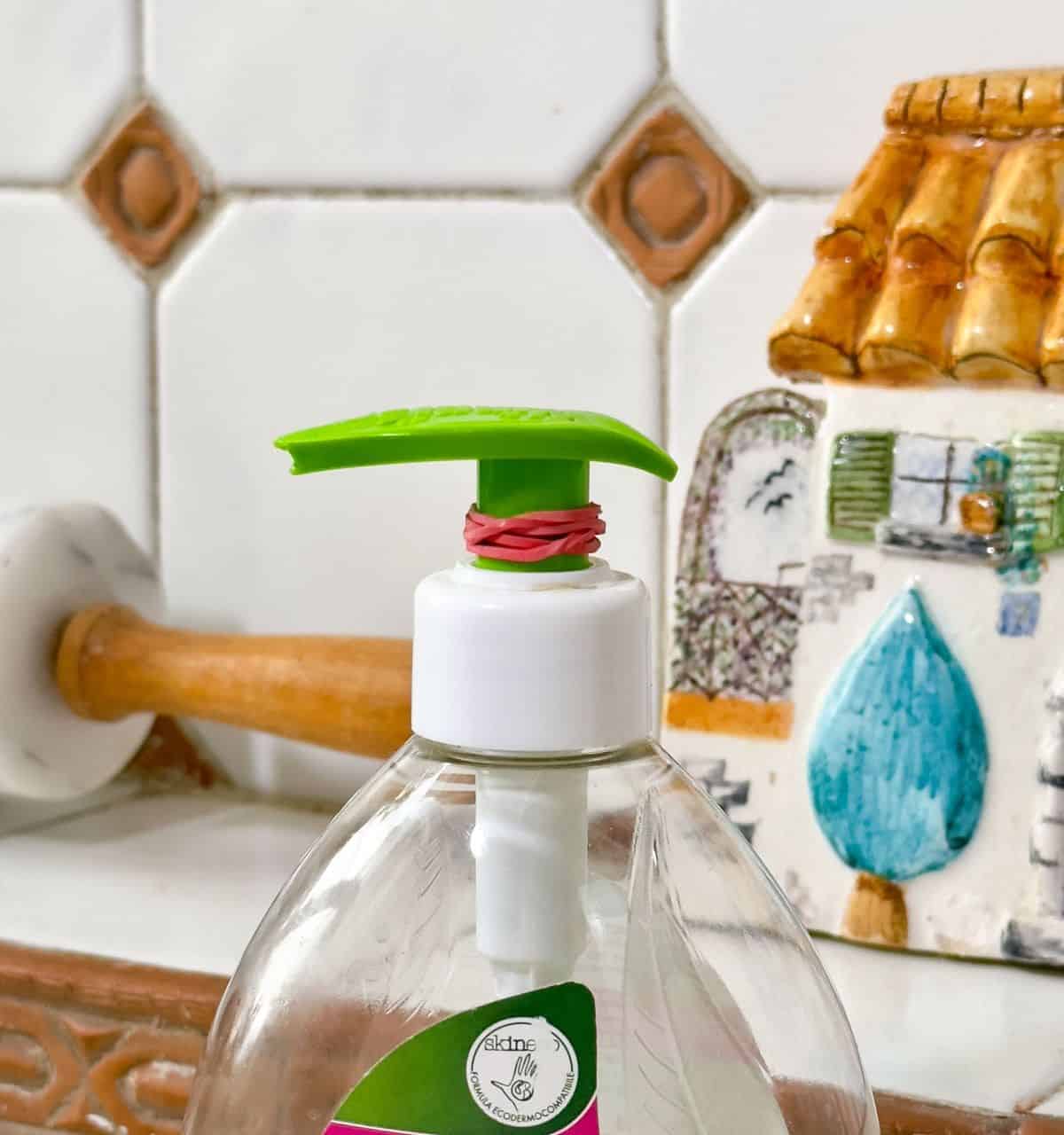 Use a Rubber Band to Use Less Dishwashing Liquid