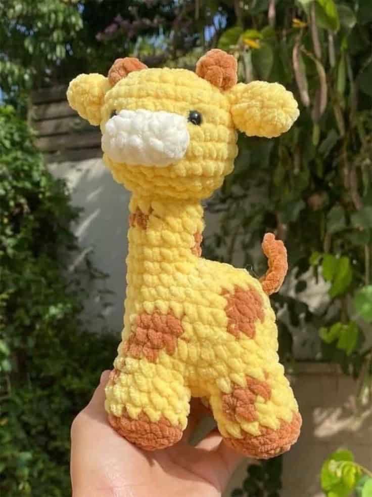 CROCHET GIRAFFE PLUSHIE