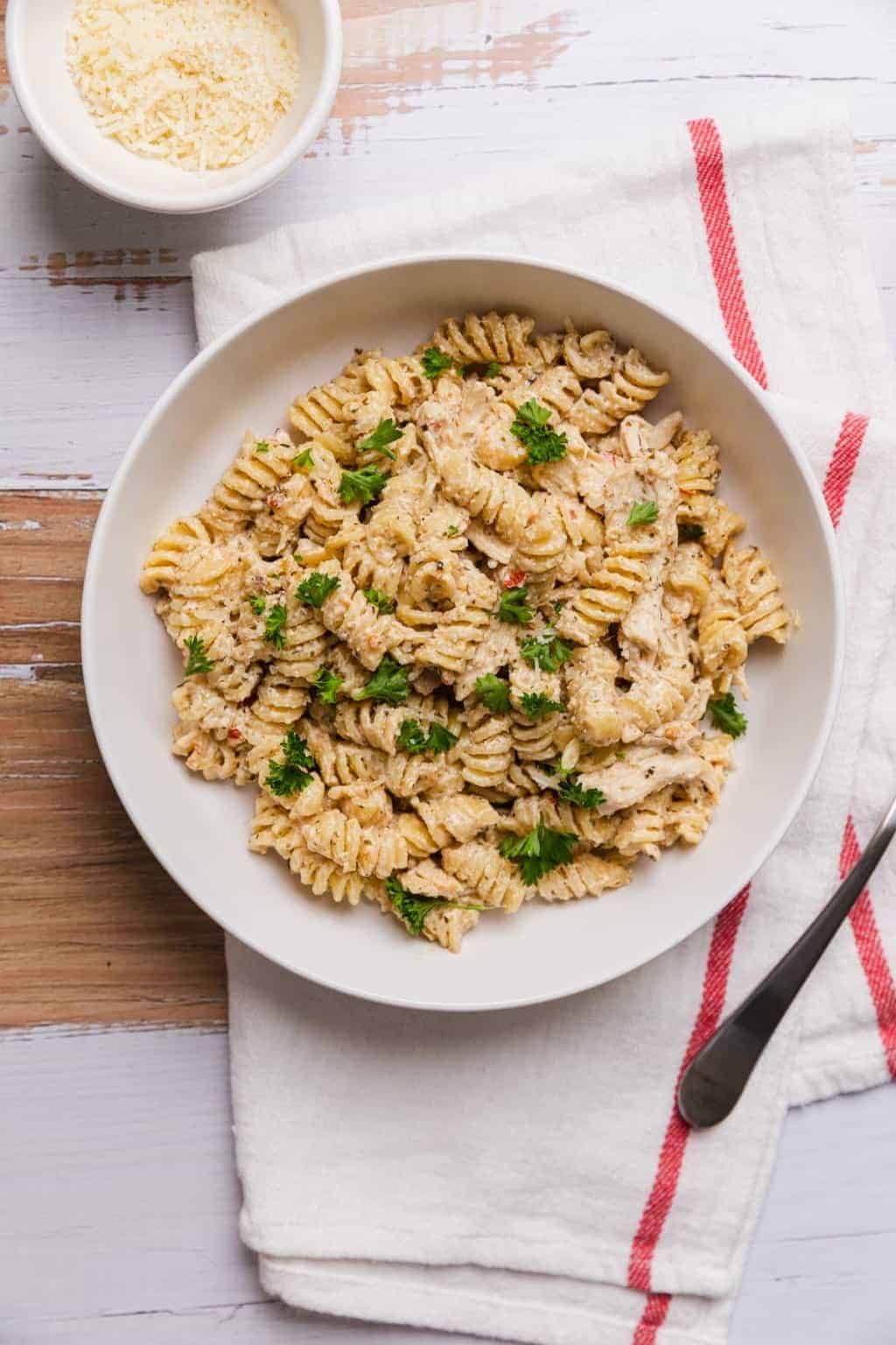 CROCKPOT GARLIC PARMESAN CHICKEN PASTA