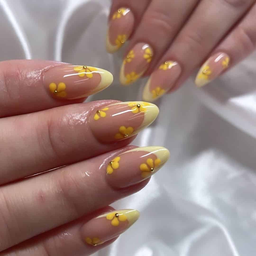 PASTEL YELLOW NAILS