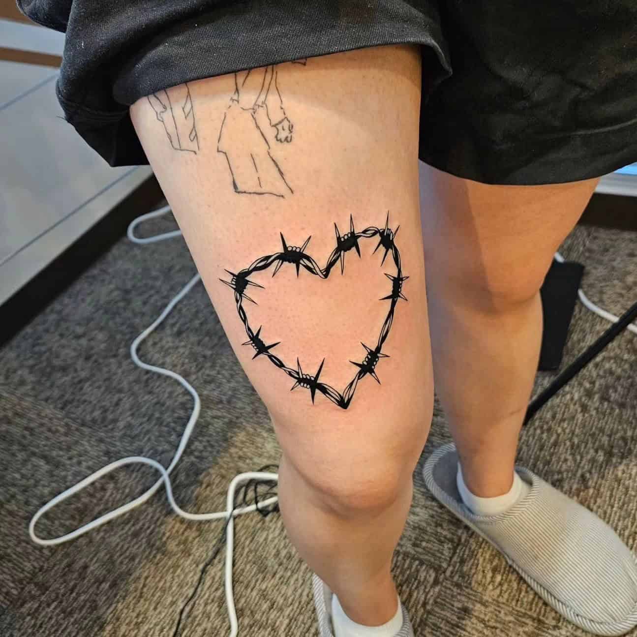 63] Above the Knee Wire Heart: Thigh Artistry