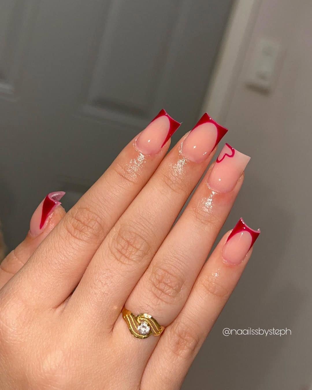 SHORT V-DAY NAILS