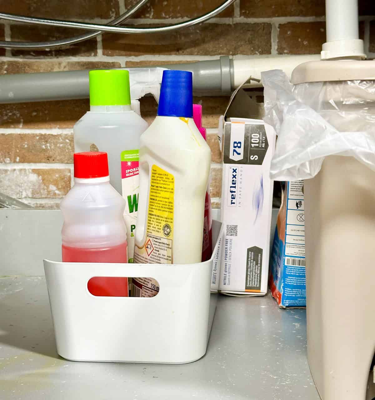 Use Plastic Containers to Arrange Detergent