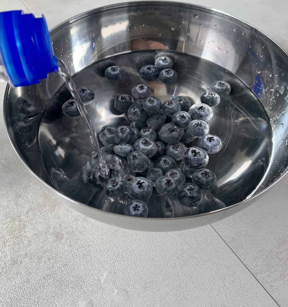 Wash Blueberries with Water and Vinegar