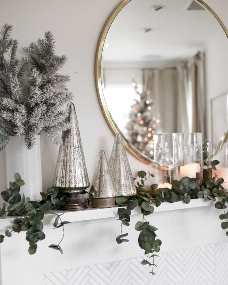 HOLIDAY MANTEL DECOR