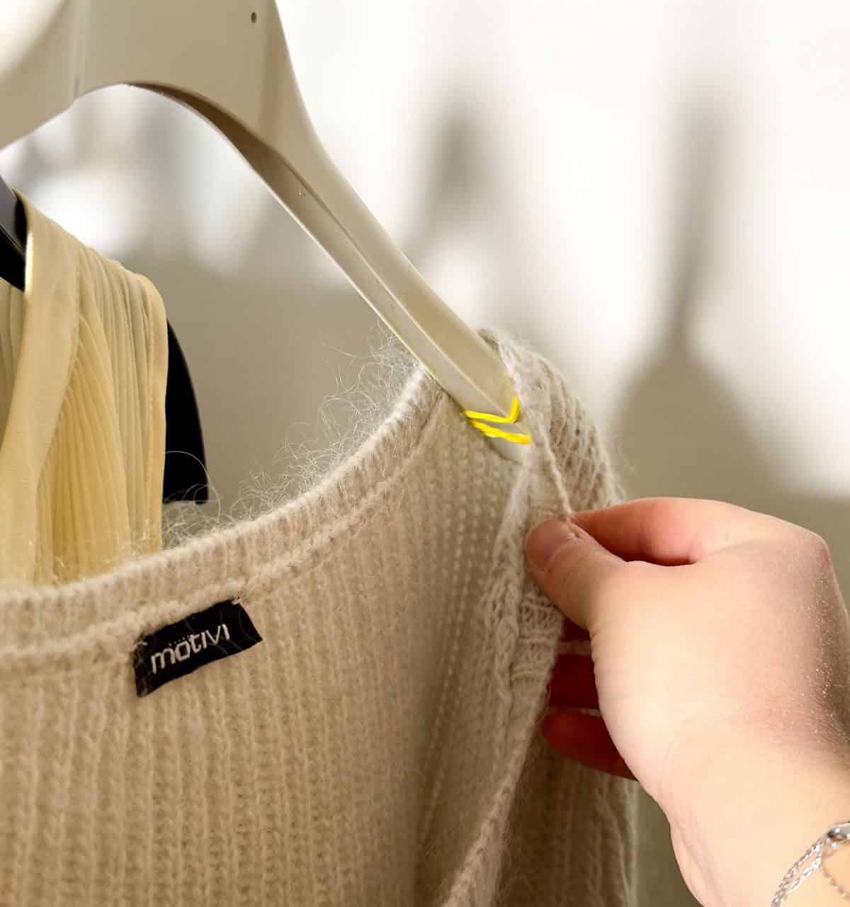 Tie Elastic Bands to Hangers to Prevent Clothes from Falling Off