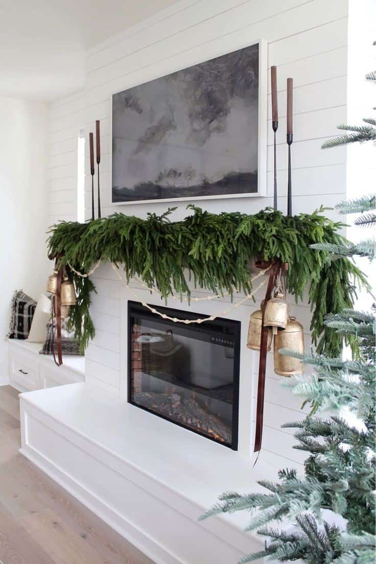 SIMPLE MANTLE DECOR