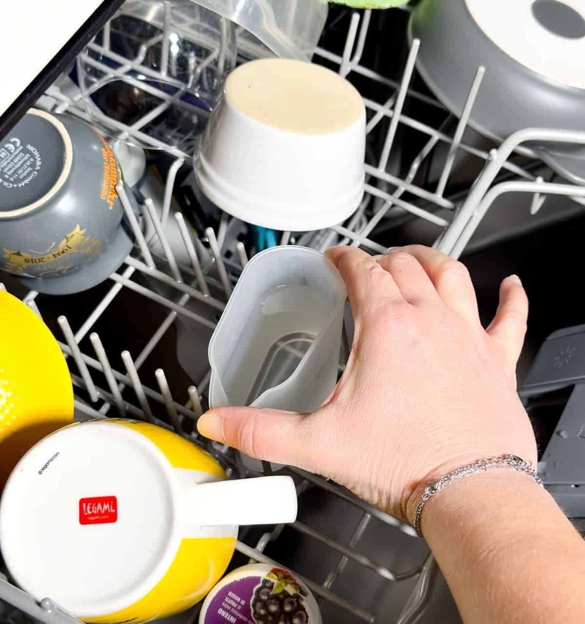 Place Vinegar into the Dishwasher to Remove Water Stains