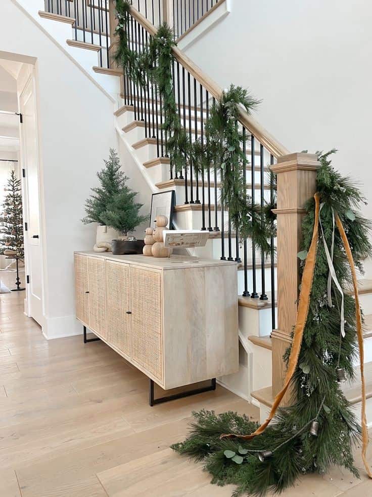 STAIRCASE MINIMAL CHRISTMAS DECORATIONS