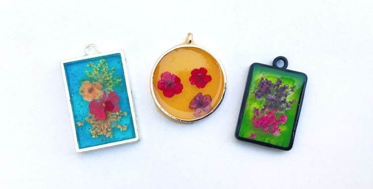 Resin Pendants with Organic Flowers