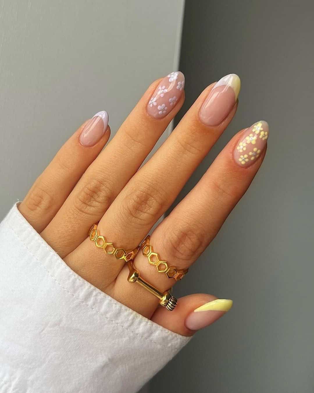 PASTEL FLOWER NAILS