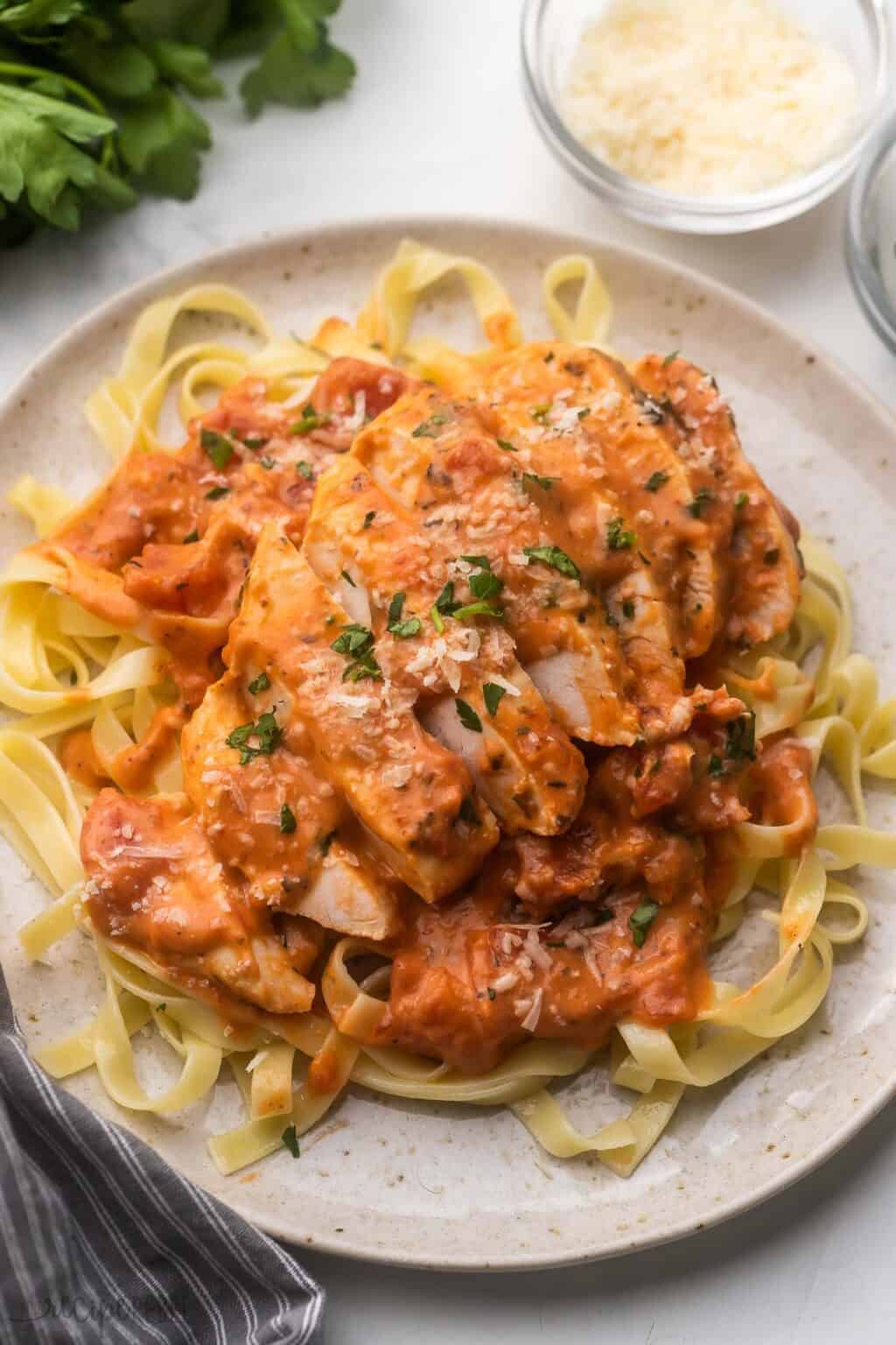 SLOW COOKER CREAMY TOMATO BASIL CHICKEN BREAST