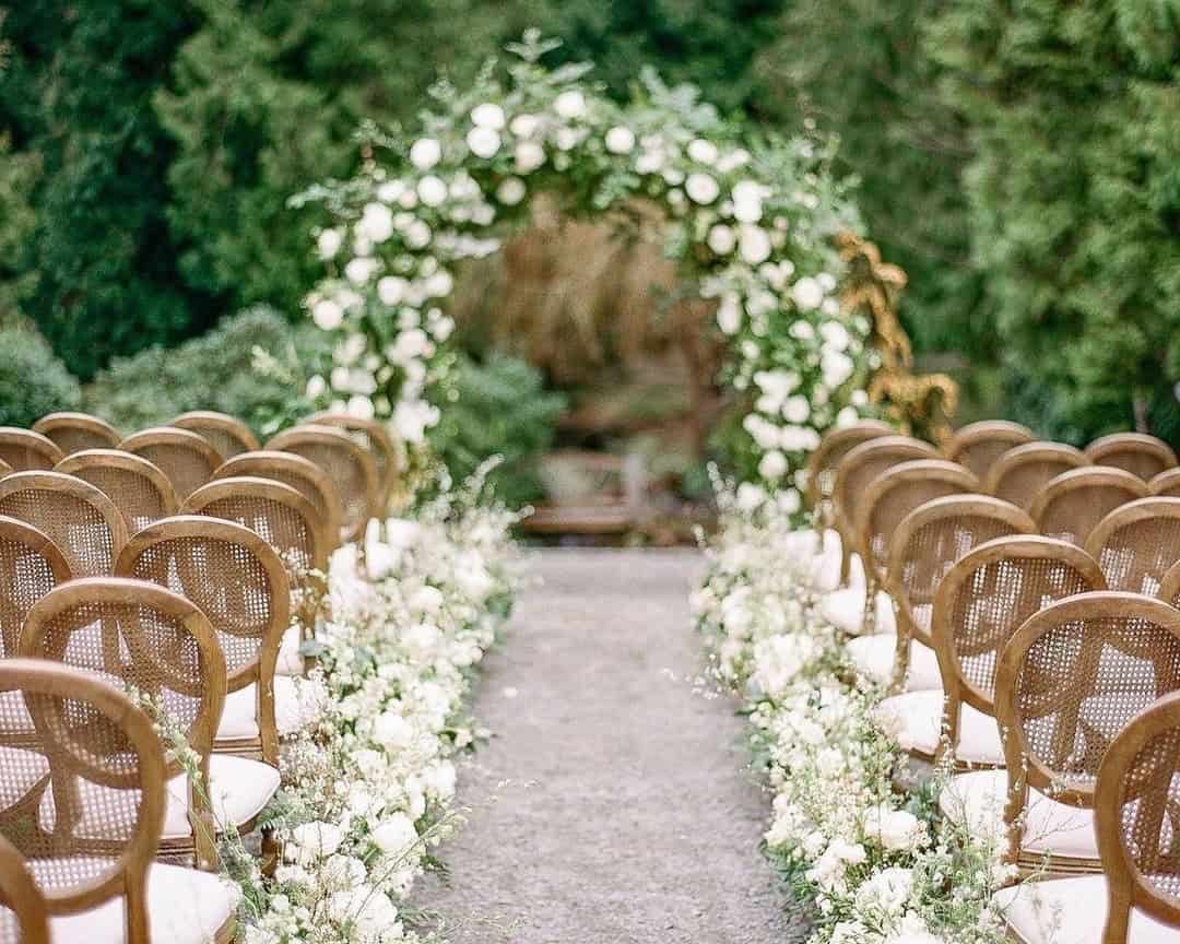 White Roses For A White Wedding