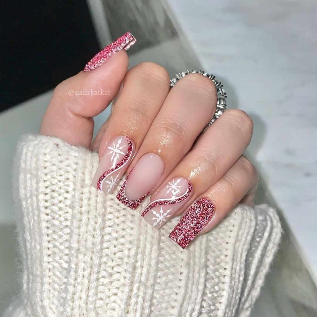 SPARKLY SNOWFLAKE NAILS