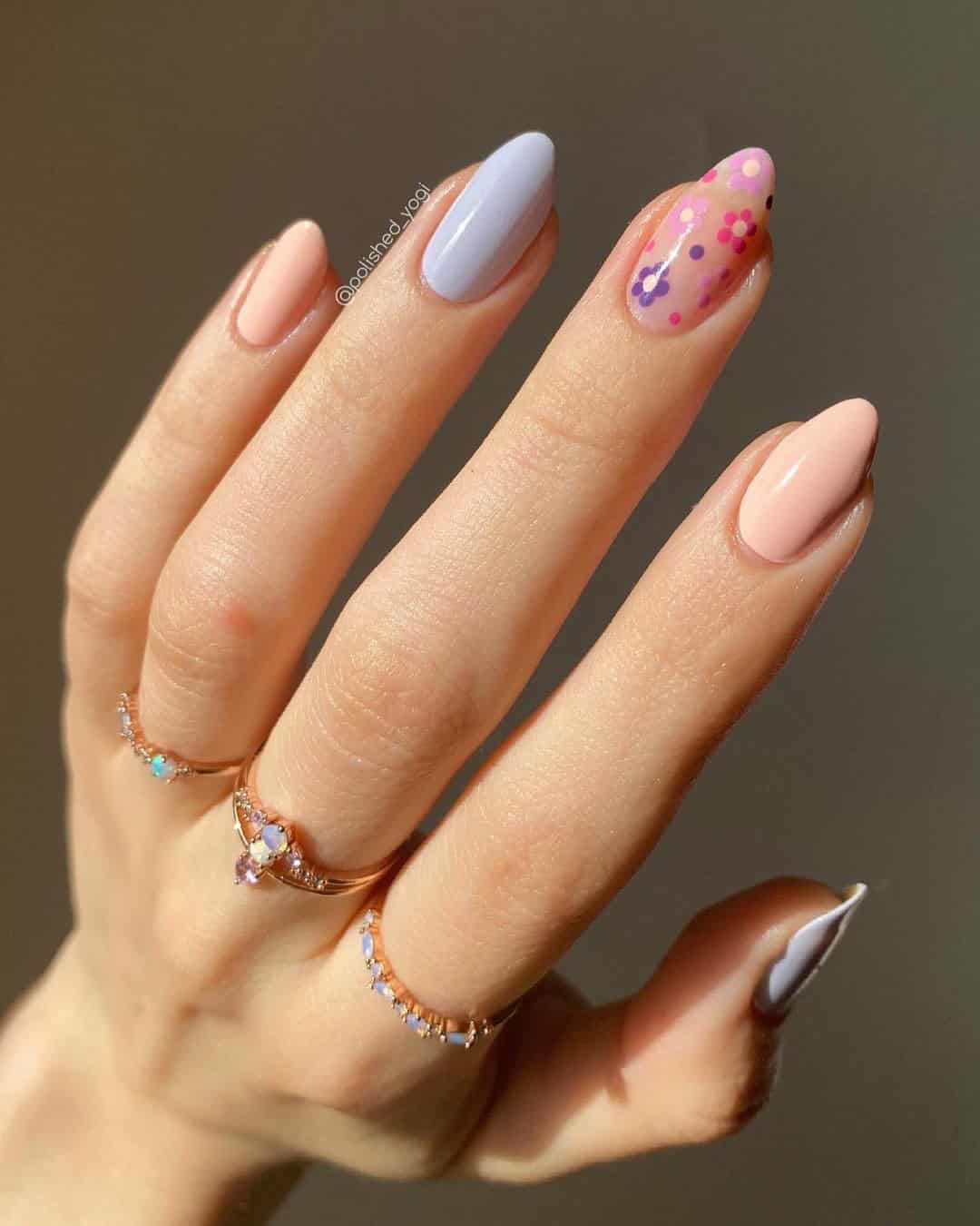 DELICATE NAILS WITH DOTTED FLORALS