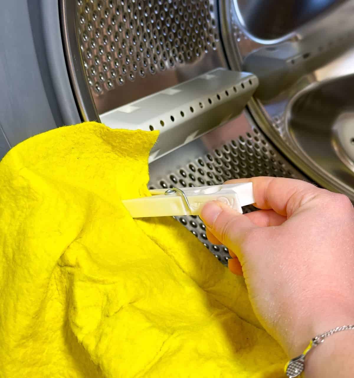 Clean the Washing Machine by Placing a Cloth Between the Rubber and the Drum