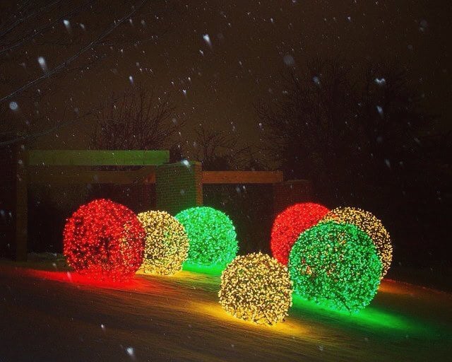 Circle Bushes for a Modern Christmas