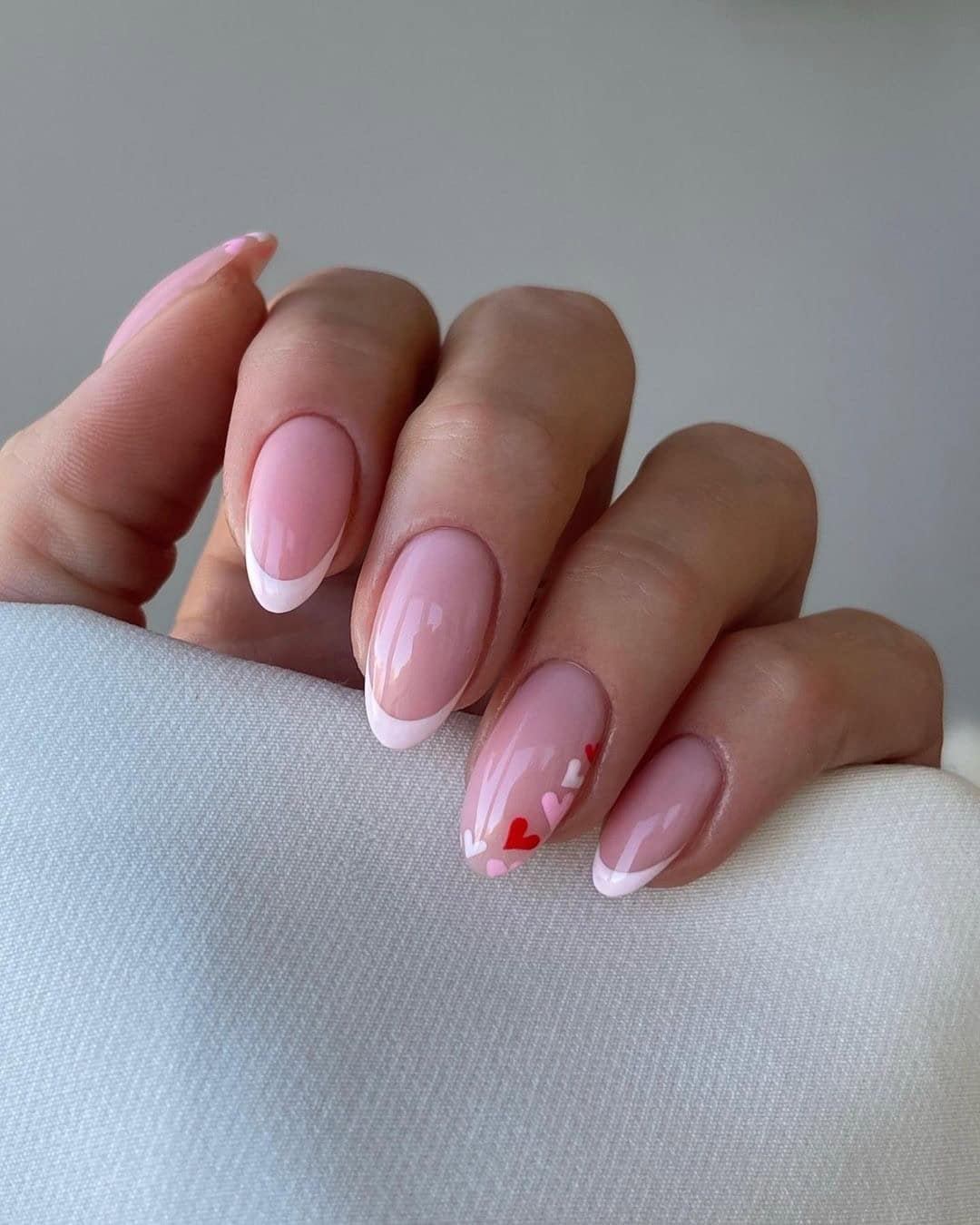 DAINTY V-DAY NAILS