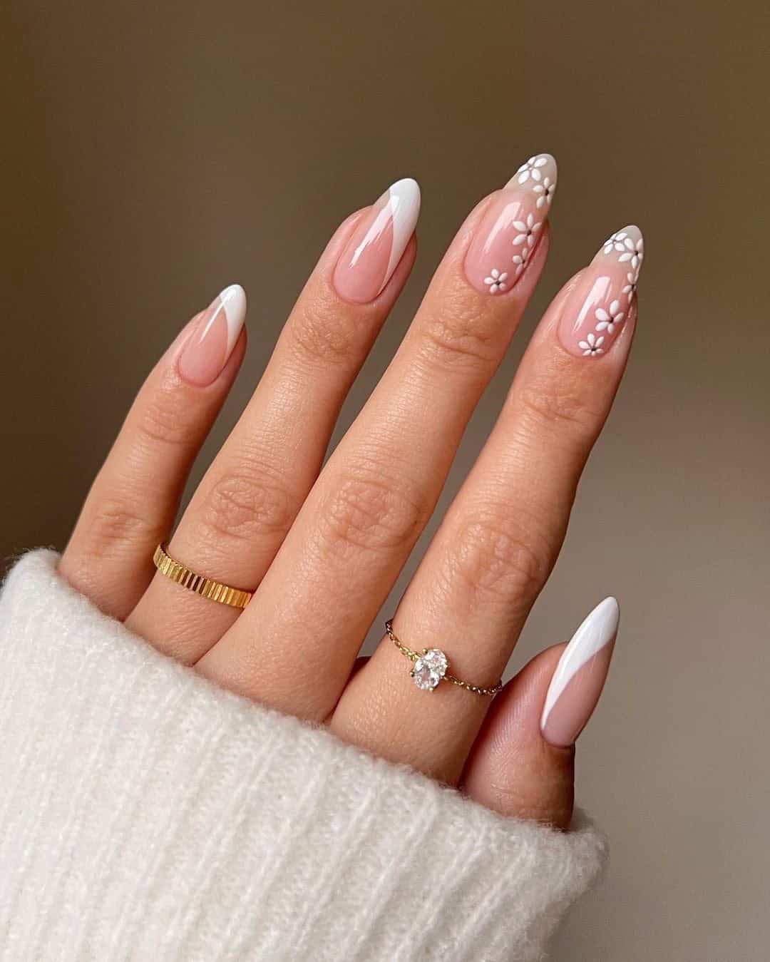 WHITE FLORAL NAILS